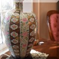 DL05. Handpainted Asian porcelain table lamp. 
